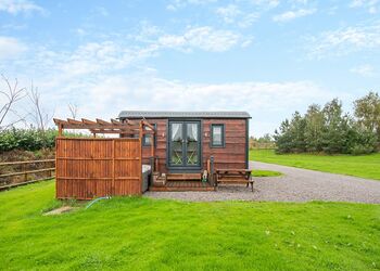Shannons Hut - Coole Acres Fishery & Leisure Park, Newhall, Nr. Nantwich
