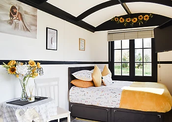 Field View Hut - Coole Acres Fishery & Leisure Park, Newhall, Nr. Nantwich