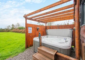 Shannons Hut - Coole Acres Fishery & Leisure Park, Newhall, Nr. Nantwich