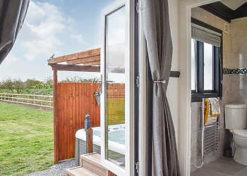 Field View Hut - Coole Acres Fishery & Leisure Park, Newhall, Nr. Nantwich