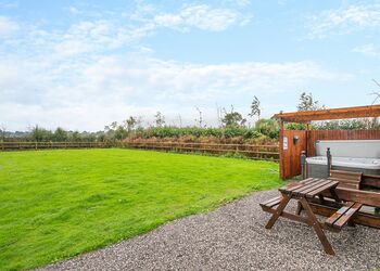 Shannons Hut - Coole Acres Fishery & Leisure Park, Newhall, Nr. Nantwich