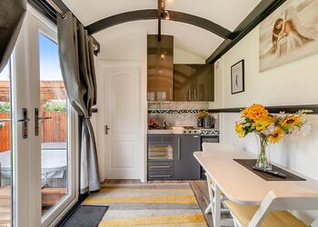 Shannons Hut - Coole Acres Fishery & Leisure Park, Newhall, Nr. Nantwich