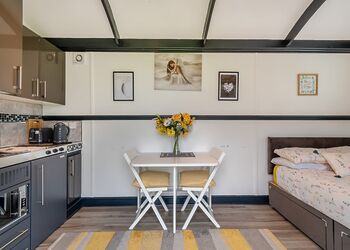 Shannons Hut - Coole Acres Fishery & Leisure Park, Newhall, Nr. Nantwich