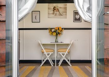 Shannons Hut - Coole Acres Fishery & Leisure Park, Newhall, Nr. Nantwich