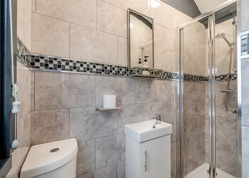 Shannons Hut - Coole Acres Fishery & Leisure Park, Newhall, Nr. Nantwich