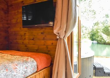 Willows Lodge - Coole Acres Fishery & Leisure Park, Newhall, Nr. Nantwich