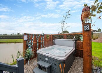 Hazlenut Pod - Coole Acres Fishery & Leisure Park, Newhall, Nr. Nantwich