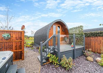 Hazlenut Pod - Coole Acres Fishery & Leisure Park, Newhall, Nr. Nantwich