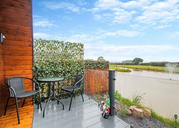 Hazlenut Pod - Coole Acres Fishery & Leisure Park, Newhall, Nr. Nantwich