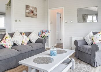 Lake View Lodge - Coole Acres Fishery & Leisure Park, Newhall, Nr. Nantwich