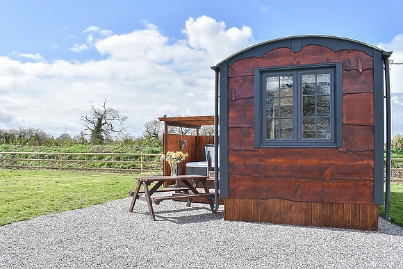 Field View Hut - Coole Acres Fishery & Leisure Park, Newhall, Nr. Nantwich