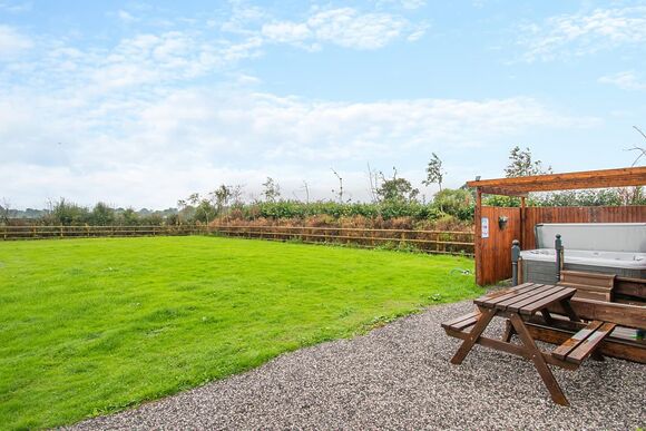 Shannons Hut - Coole Acres Fishery & Leisure Park, Newhall, Nr. Nantwich