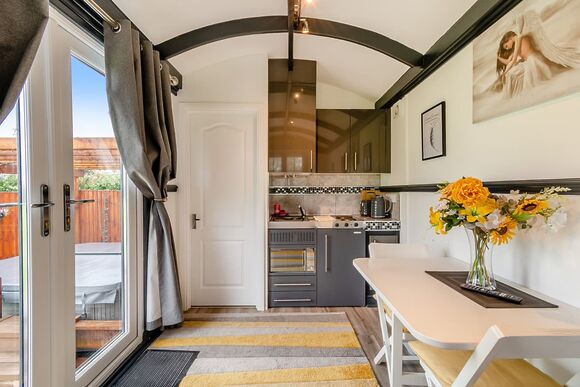 Shannons Hut - Coole Acres Fishery & Leisure Park, Newhall, Nr. Nantwich