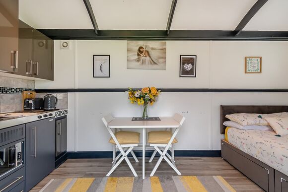 Shannons Hut - Coole Acres Fishery & Leisure Park, Newhall, Nr. Nantwich