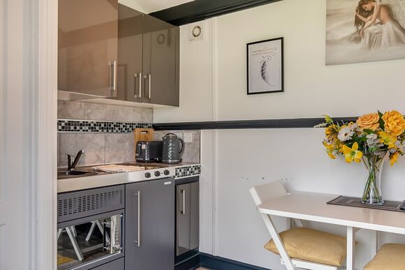 Shannons Hut - Coole Acres Fishery & Leisure Park, Newhall, Nr. Nantwich