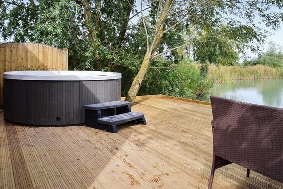 Willows Lodge - Coole Acres Fishery & Leisure Park, Newhall, Nr. Nantwich