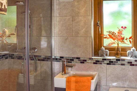 Willows Lodge - Coole Acres Fishery & Leisure Park, Newhall, Nr. Nantwich