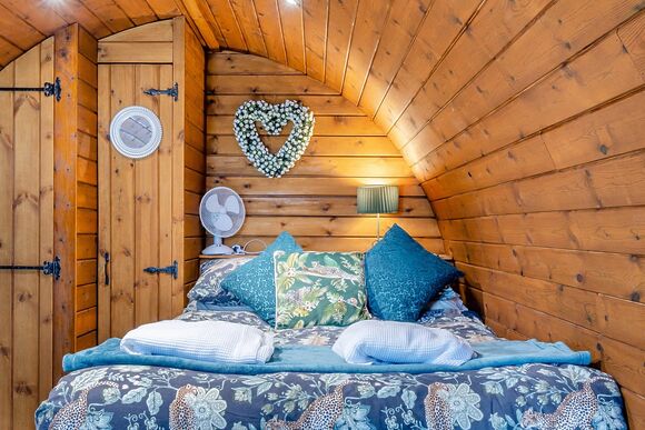 Hazlenut Pod - Coole Acres Fishery & Leisure Park, Newhall, Nr. Nantwich