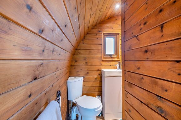 Hazlenut Pod - Coole Acres Fishery & Leisure Park, Newhall, Nr. Nantwich