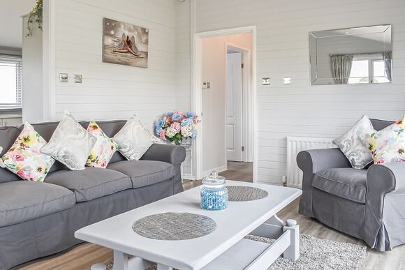 Lake View Lodge - Coole Acres Fishery & Leisure Park, Newhall, Nr. Nantwich