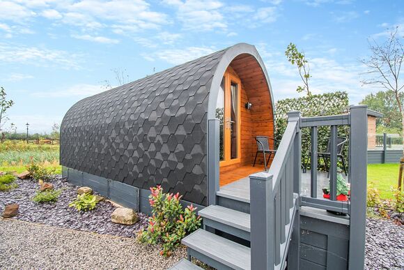 Chestnut Pod - Coole Acres Fishery & Leisure Park, Newhall, Nr. Nantwich