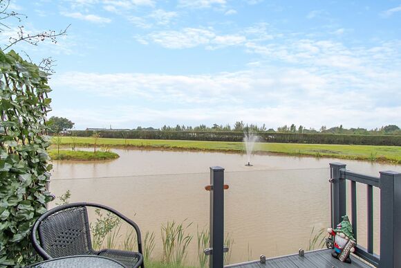 Chestnut Pod - Coole Acres Fishery & Leisure Park, Newhall, Nr. Nantwich