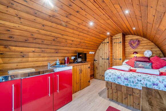 Chestnut Pod - Coole Acres Fishery & Leisure Park, Newhall, Nr. Nantwich