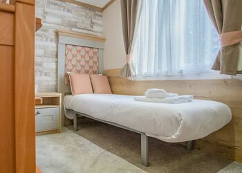 Heartwood Hot Tub 7 (5+2) - Mersea Island Holiday Park, Mersea Island, Colchester