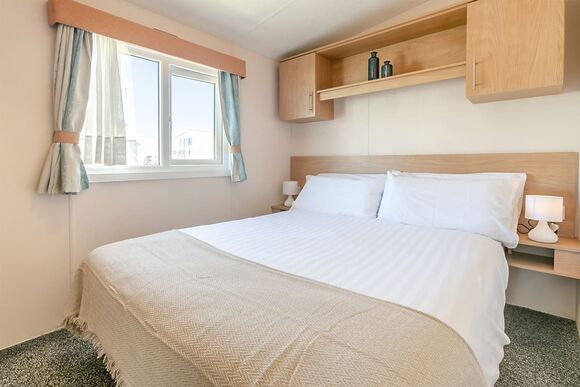 Gold Caravan with parking, decking & sea view - Crantock Beach, Newquay