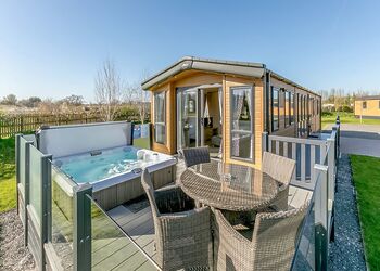 Meadow View Plus Pet - Crealy Resort, Clyst St Mary, Nr Exeter