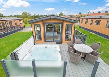 Meadow View Plus Pet - Crealy Resort, Clyst St Mary, Nr Exeter