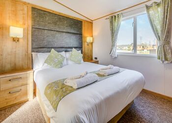 Meadow View Plus Pet - Crealy Resort, Clyst St Mary, Nr Exeter