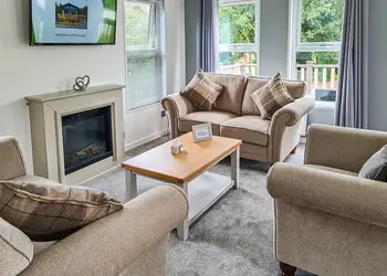 Pine Lounge