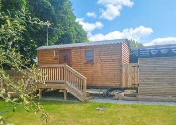 Buttercup Shepherd Hut - Croft Park Lodges, Little Weighton, Nr Beverley