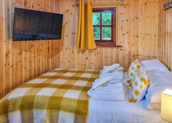 Buttercup Shepherd Hut - Croft Park Lodges, Little Weighton, Nr Beverley