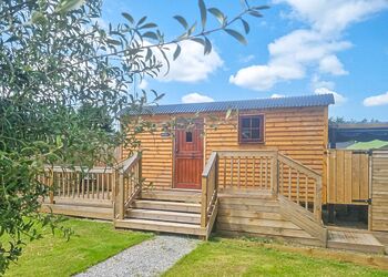 Rose Shepherd Hut - Croft Park Lodges, Little Weighton, Nr Beverley