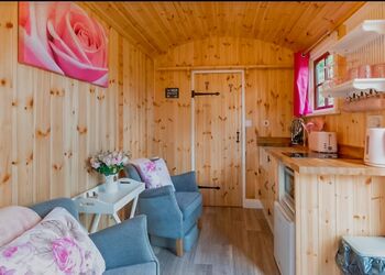 Rose Shepherd Hut - Croft Park Lodges, Little Weighton, Nr Beverley