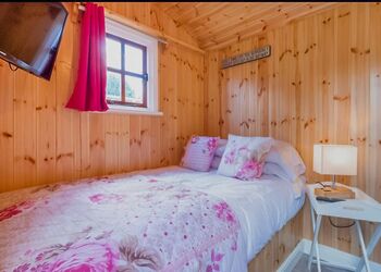 Rose Shepherd Hut - Croft Park Lodges, Little Weighton, Nr Beverley