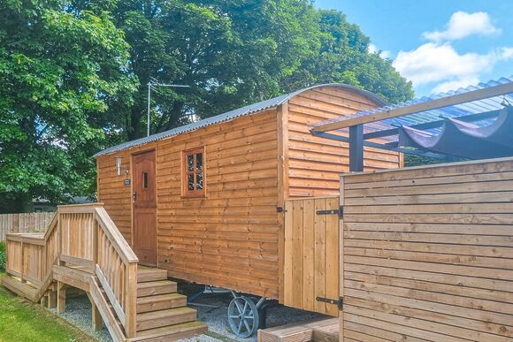Buttercup Shepherd Hut - Croft Park Lodges, Little Weighton, Nr Beverley