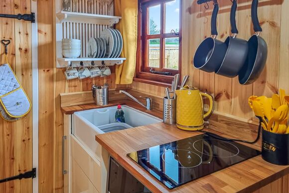 Buttercup Shepherd Hut - Croft Park Lodges, Little Weighton, Nr Beverley