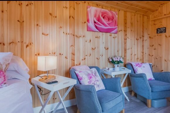 Rose Shepherd Hut - Croft Park Lodges, Little Weighton, Nr Beverley