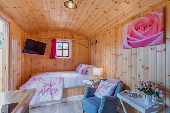 Rose Shepherd Hut - Croft Park Lodges, Little Weighton, Nr Beverley