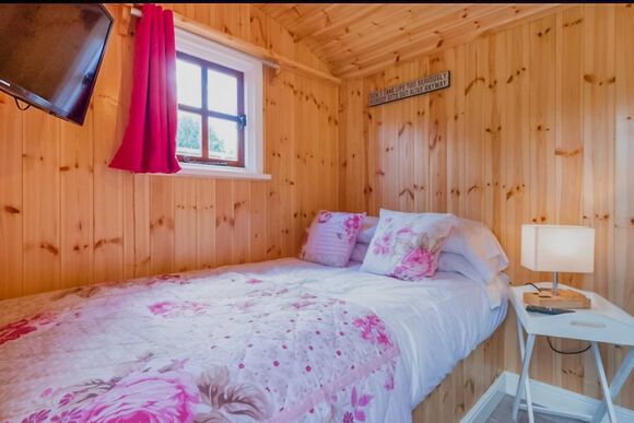 Rose Shepherd Hut - Croft Park Lodges, Little Weighton, Nr Beverley