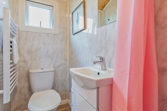 Rose Shepherd Hut - Croft Park Lodges, Little Weighton, Nr Beverley