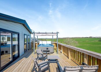 Friarland Autograph 2 Bed Lodge with Hot Tub - Crofthead, Ayr