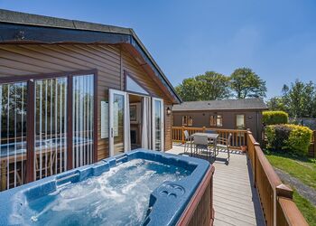 Garden Plus - Crowhurst Park Lodges, Battle