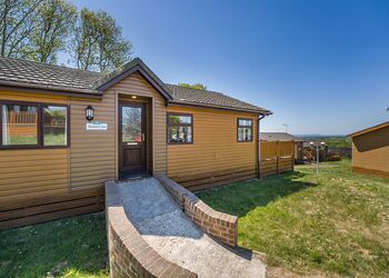 Country Plus - Crowhurst Park Lodges, Battle