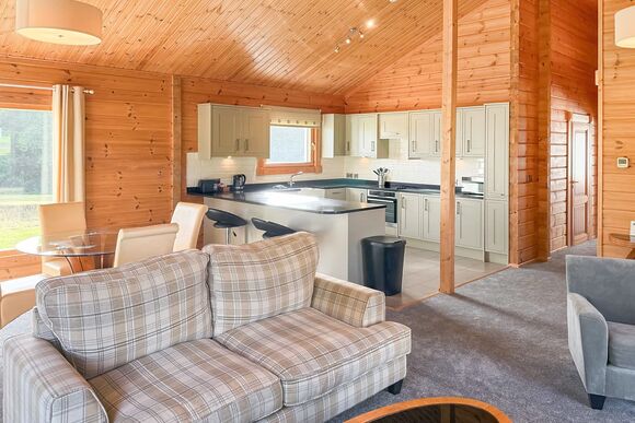 Pauliina - Crowhurst Park Lodges, Battle
