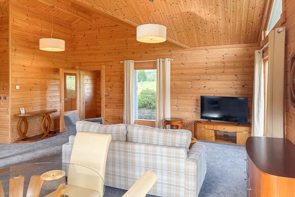 Pauliina - Crowhurst Park Lodges, Battle