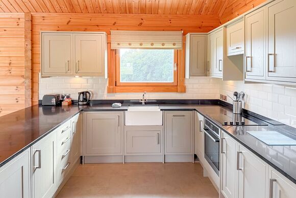 Pauliina - Crowhurst Park Lodges, Battle